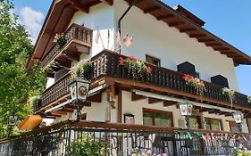 Tattoo PENSION mit Restaurant und Tattoo-Studio